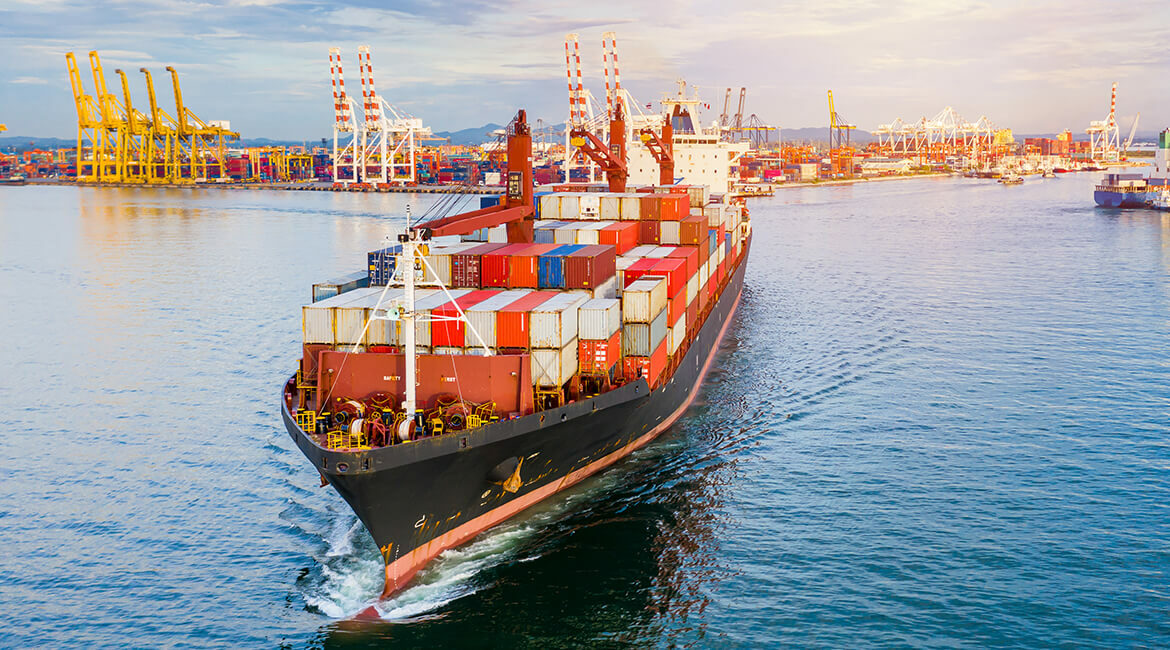 container-ship-arriving